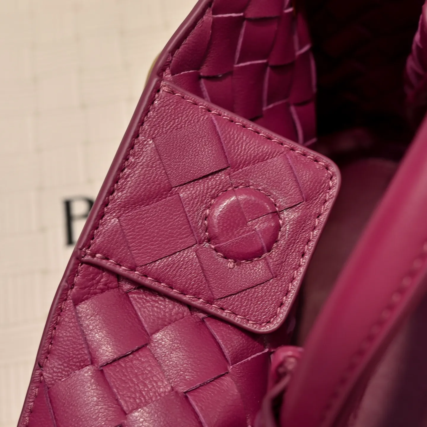 Batch 1860 B's 2023 spring and summer new style continues the brand's woven pattern style with detailed metal knot switch buckles. This time, the shoulder straps are also made into tube weaves, showing different craftsmanship. The carrying method is versatile to create more different styles. Intrecciato woven leather small handbag, equipped with sliding crossbody strap. Internal compartments, including 1 zipper pocket and 2 open pockets. Magnetic buckle closure. Size: 25*20*10cm Model: 7463#